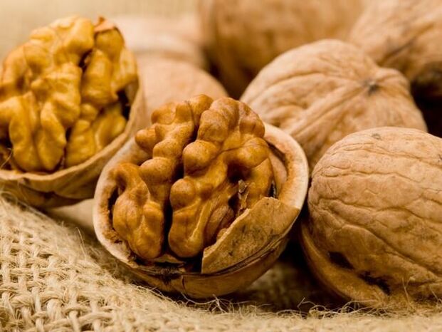 Untuk tujuan merawat helminthiasis di rumah, walnut digunakan. 
