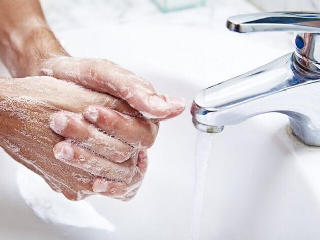 mencuci tangan semasa deworming